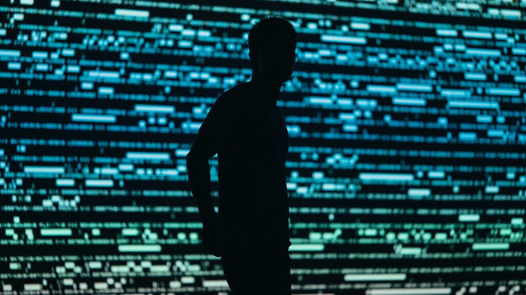 Главный вывод авторов доклада – люди начинают менять свое поведение уже из-за самого ощущения того, что за ними постоянно следят.